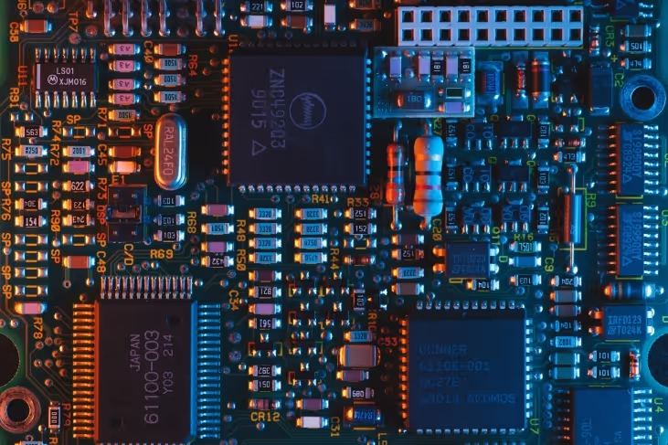 Gros plan d'une carte de circuit imprimé moderne en microélectronique